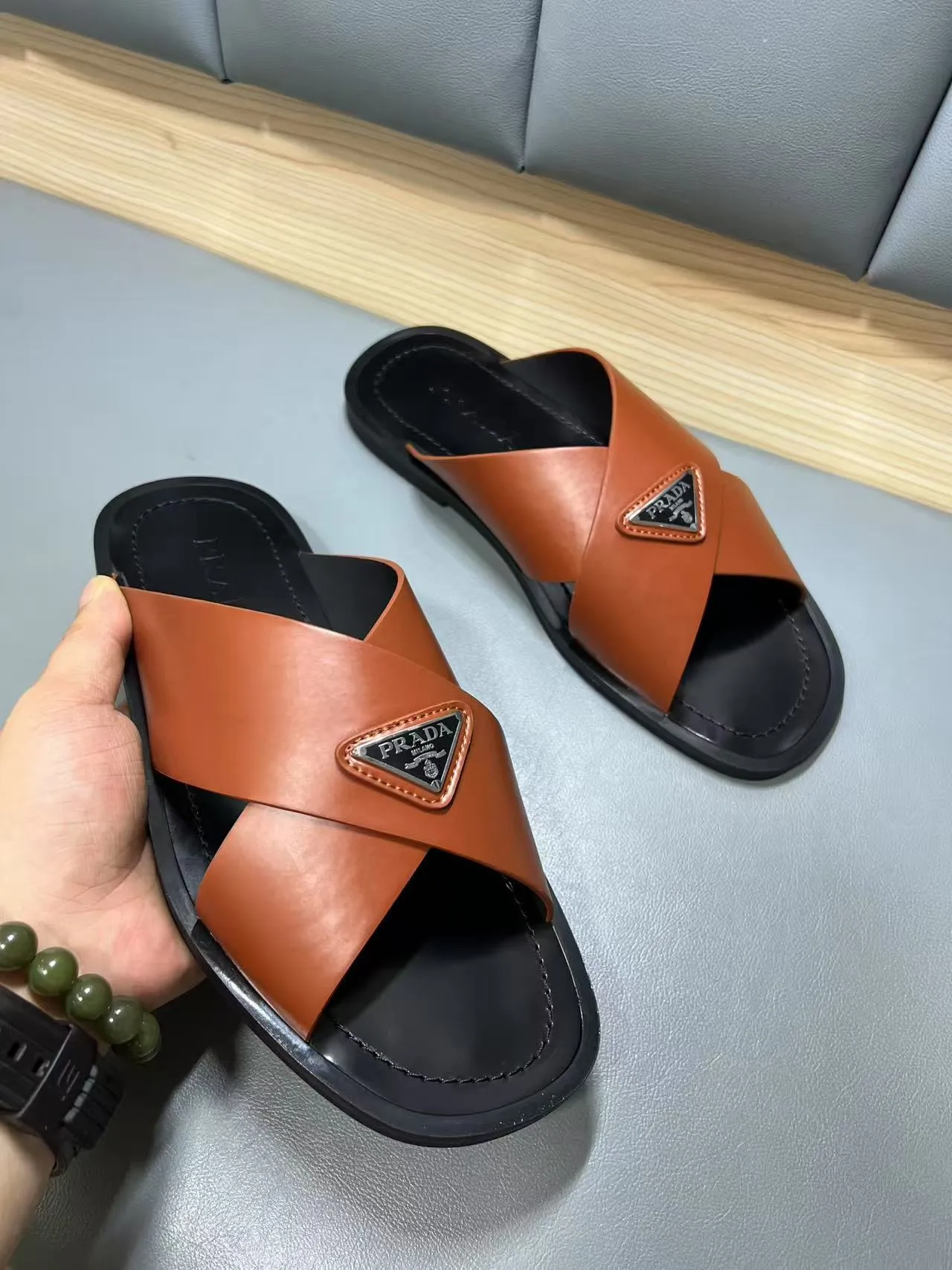 340💰PRADA Prada’s latest slippers are synchronized with the official website. This slipper is made of the brand’s unique and iconic Saffiano leather. The brand logo jumps out from the double straps, and the brand style is clearly visible. Cowhide gives men elegant charm and functional design, making it an ideal choice for vacation and leisure. Size:38-45